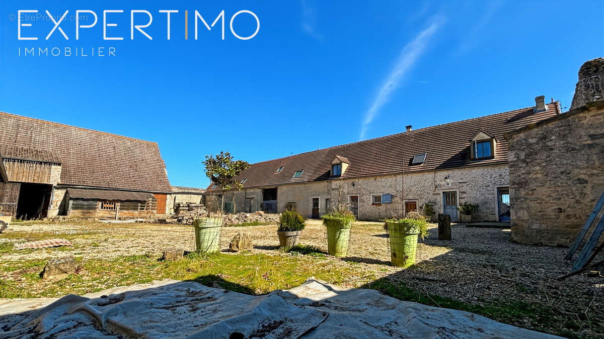 À VENDRE : Corp de ferme 230 m2 habitable (possibilité d'agrandissement), 380 m2 de granges et hangar 150 m2 - photo 2
