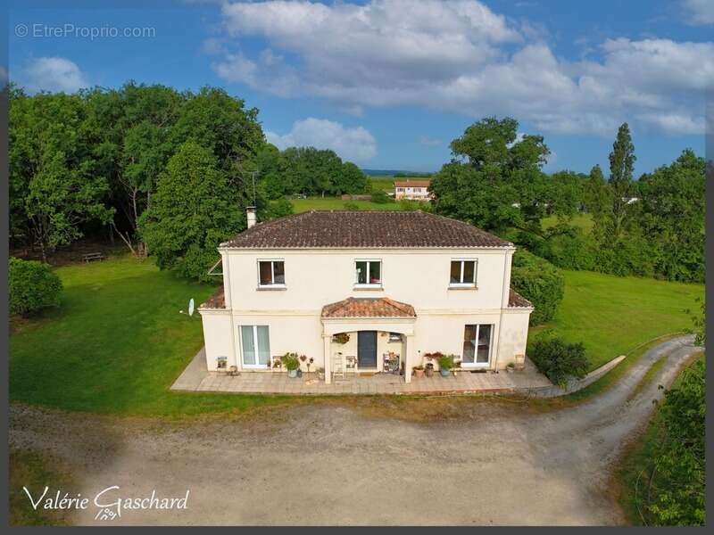 Maison à SAINT-SAUVEUR-DE-PUYNORMAND