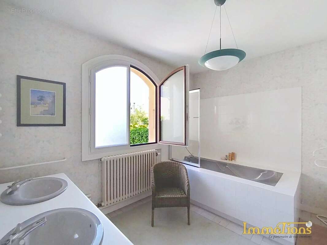 SAINT-MARCELLIN – Maison d’architecte de plus de 200 m², 6 chambres et piscine - photo 6