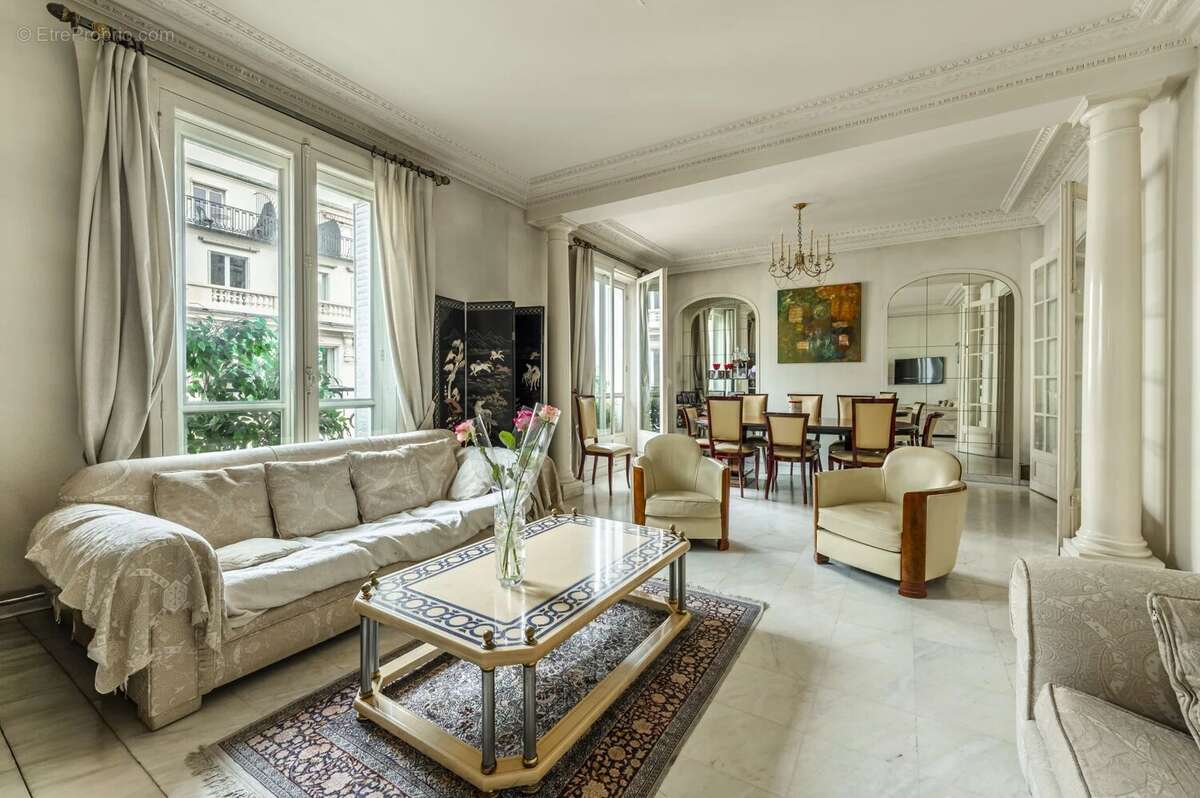 Appartement à PARIS-16E