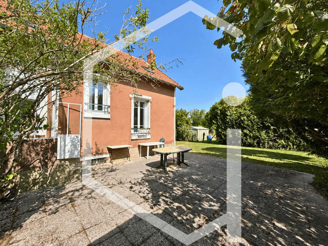 Maison familiale avec terrain clos et arboré à 7 km de La Charité-sur-Loire - photo 10