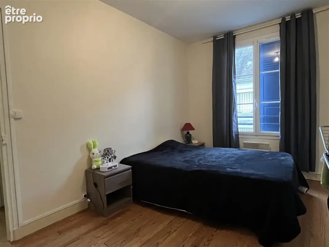 Située au coeur d'un petit village avec commodités et école. Cette maison totalement rénovée vous offre une en - photo 3