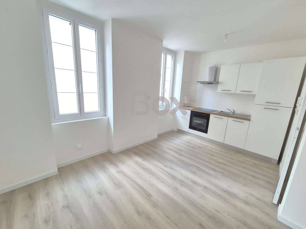 TOULON St Roch -  Appartement T1  au 1er étage d'environ 22m2 avec terrasse 23m2 et place de parking privée - photo 2