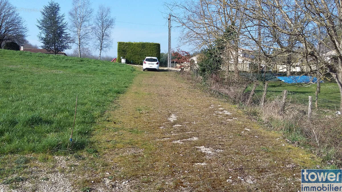 Terrain à GARAT