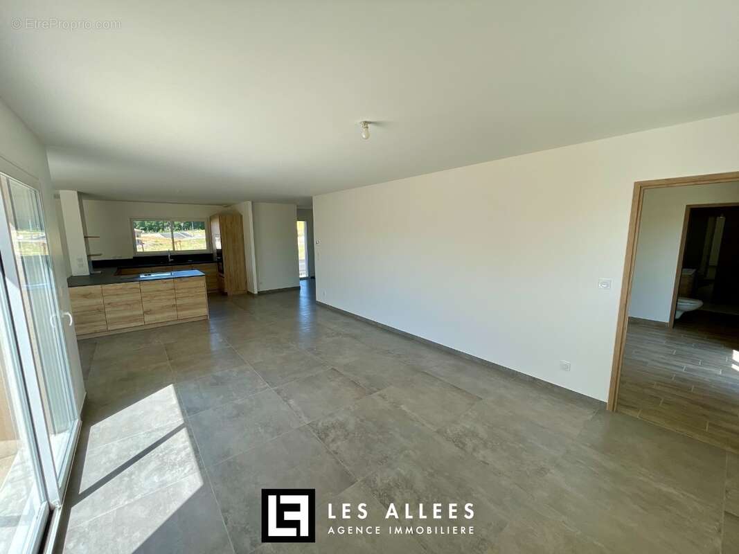 Maison 153 m² à Les Granges-Gontardes  - photo 8
