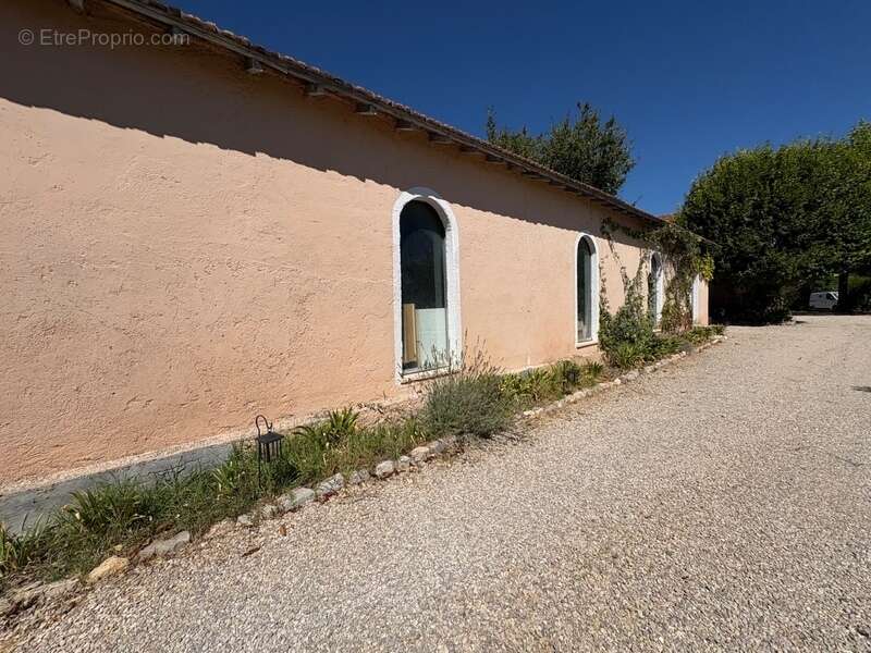 Magnifique maison en pierre de caractère avec annexes à Fayence (175 m² habitables + 126m2 de dépendances) (83) - photo 6