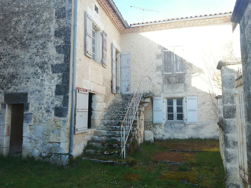 Maison à VILLEBOIS-LAVALETTE