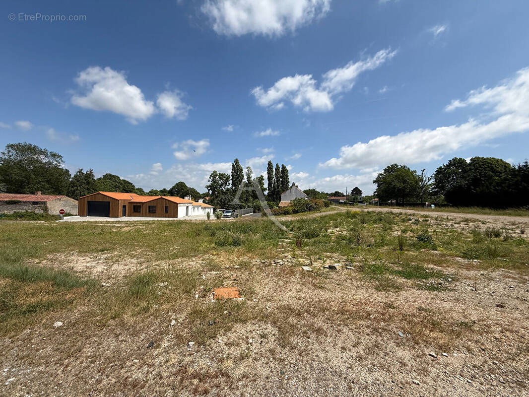 Terrain à SAINT-MAIXENT-SUR-VIE