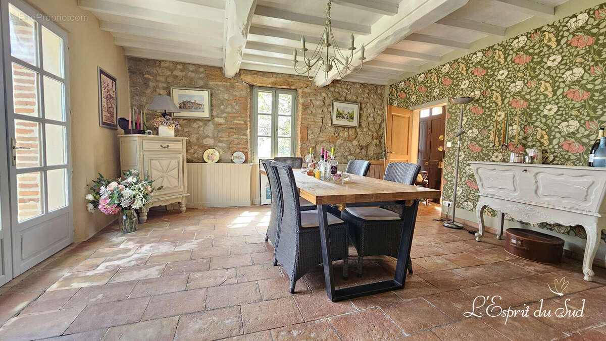 La salle à manger - Maison à SALVAGNAC