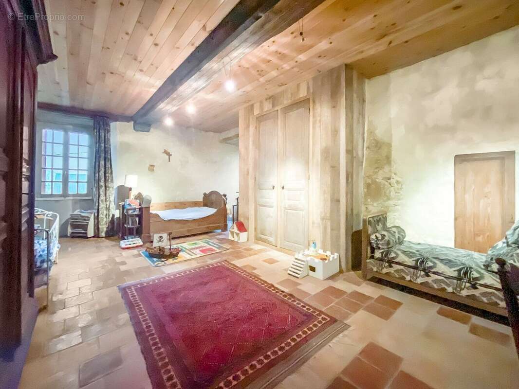 Prieuré du XVe siècle comportant un manoir, une maison d'habitation et une grange - photo 8
