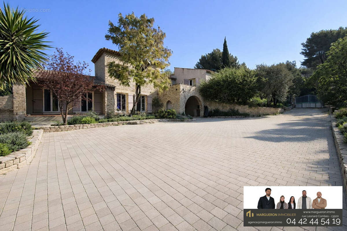 Maison à SAINT-MITRE-LES-REMPARTS