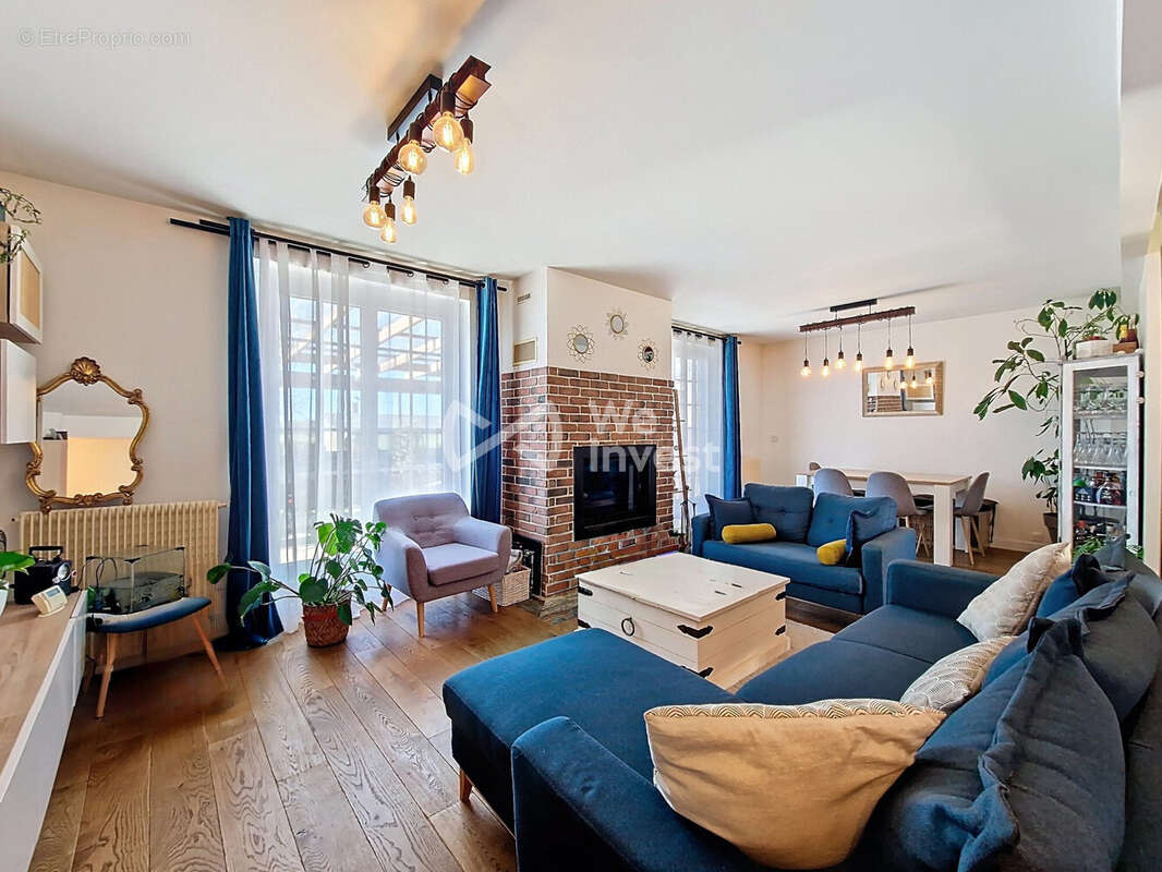 Salon-salle à manger - Maison à VILLENEUVE-LE-COMTE