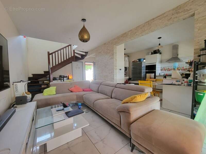 Maison à REMIRE-MONTJOLY