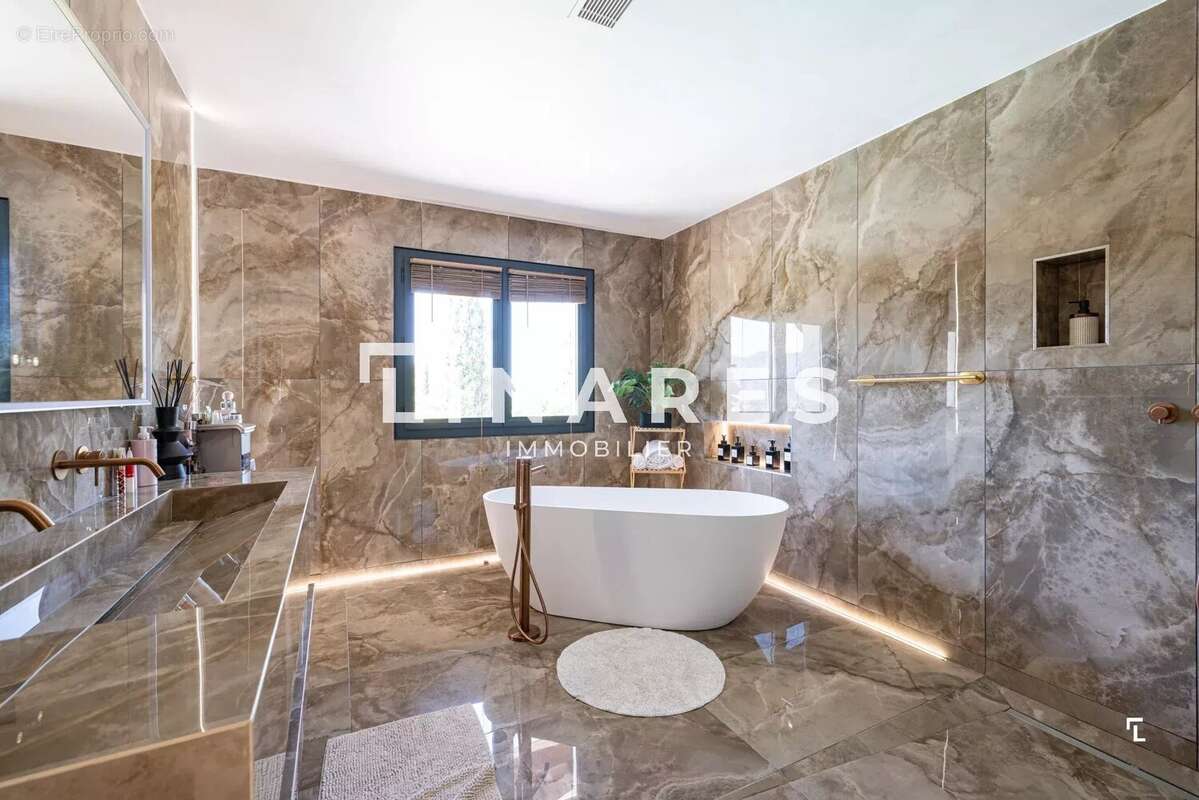 L'ICONIQUE - Villa T6 de 343m² - Dépendance - Piscine - Court de tennis - Terrain de 8000m² - 13420 GEMENOS - photo 14
