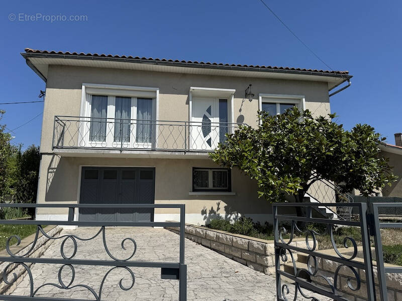 Maison à BARBEZIEUX-SAINT-HILAIRE