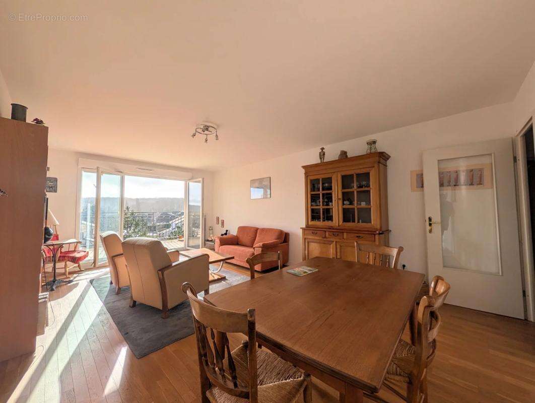 Appartement à LES CLAYES-SOUS-BOIS