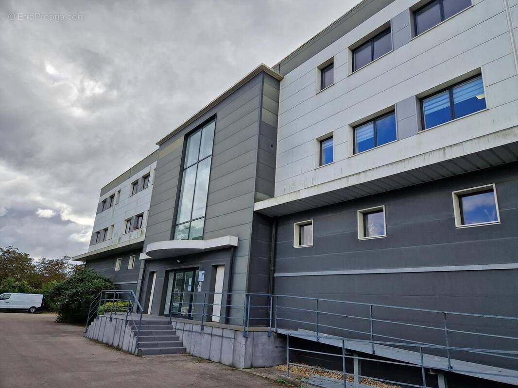 Photo 1 - Commerce à ACHERES