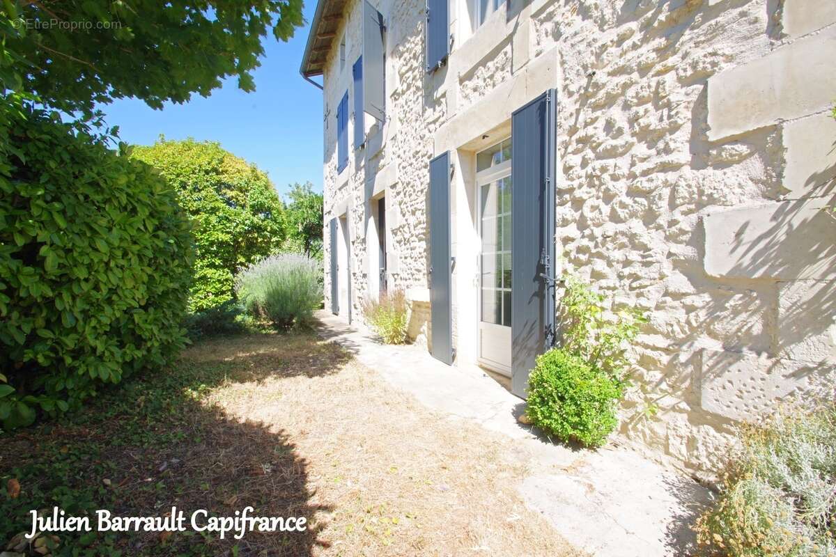 Maison familiale en pierre de 150m² avec 3 chambres rénovée en 2006 sur un terrain arboré et clos de 1617 m² - photo 3