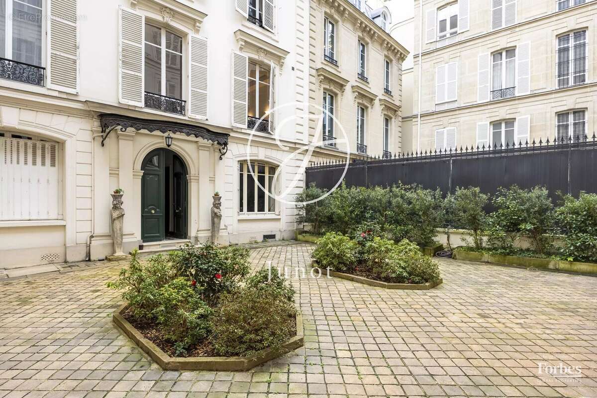 Commerce à PARIS-8E