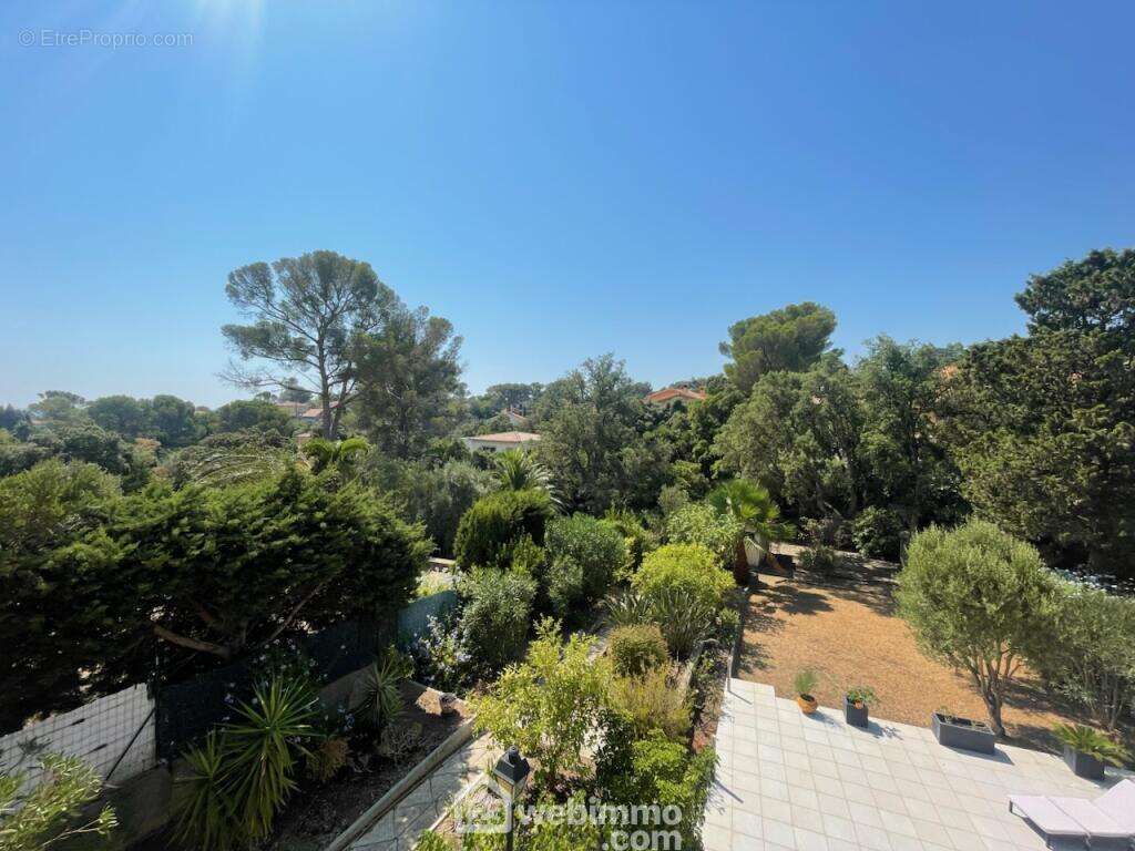 Vue dégagée sur un environnement résidentiel calme et verdoyant. - Appartement à FREJUS