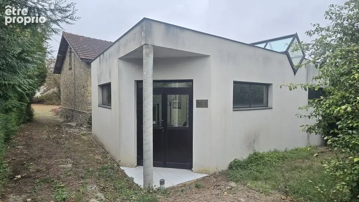 Bureaux de 120m2 divise en 2 parties sur 670m2 de terrain clos. - photo 2