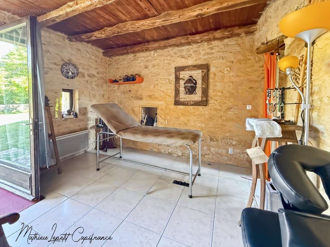 A vendre Maison en pierre de caractère de 240 m², pigeonnier, ancien séchoir à tabac et terrain clos de 2 065 m² – Lalinde 24150 - photo 13