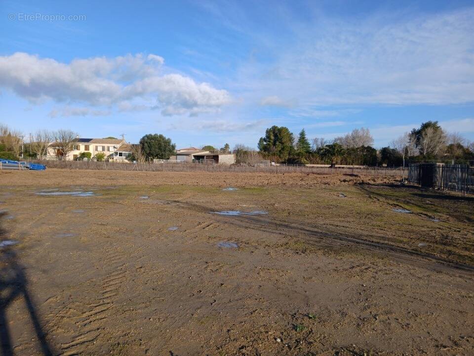 Terrain à GARONS
