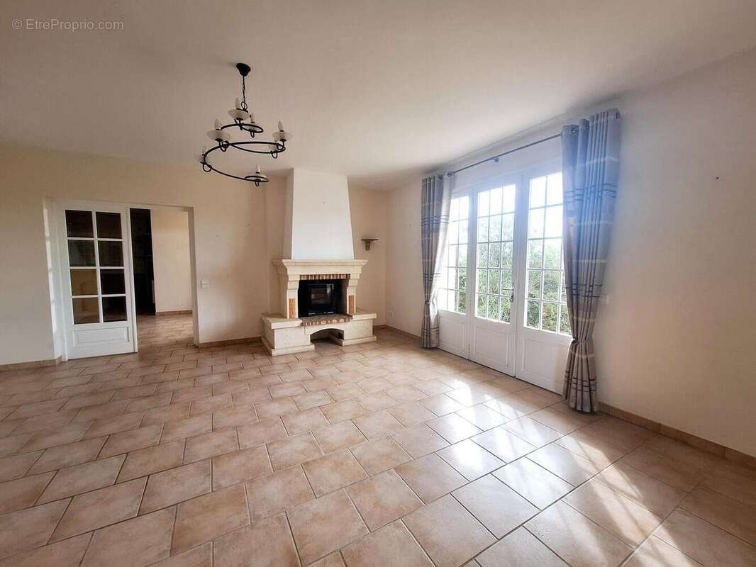 1000042866 - Maison à SAINT-JEAN-LE-COMTAL