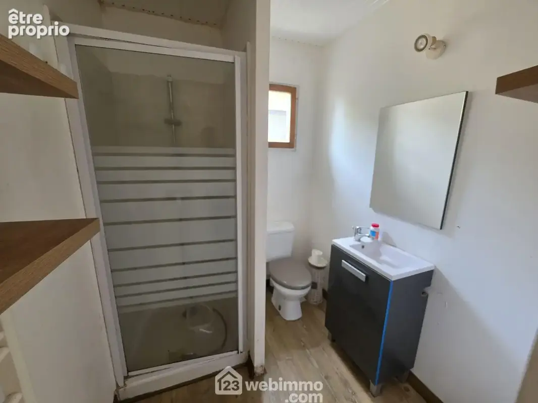 Salle d'eau avec douche