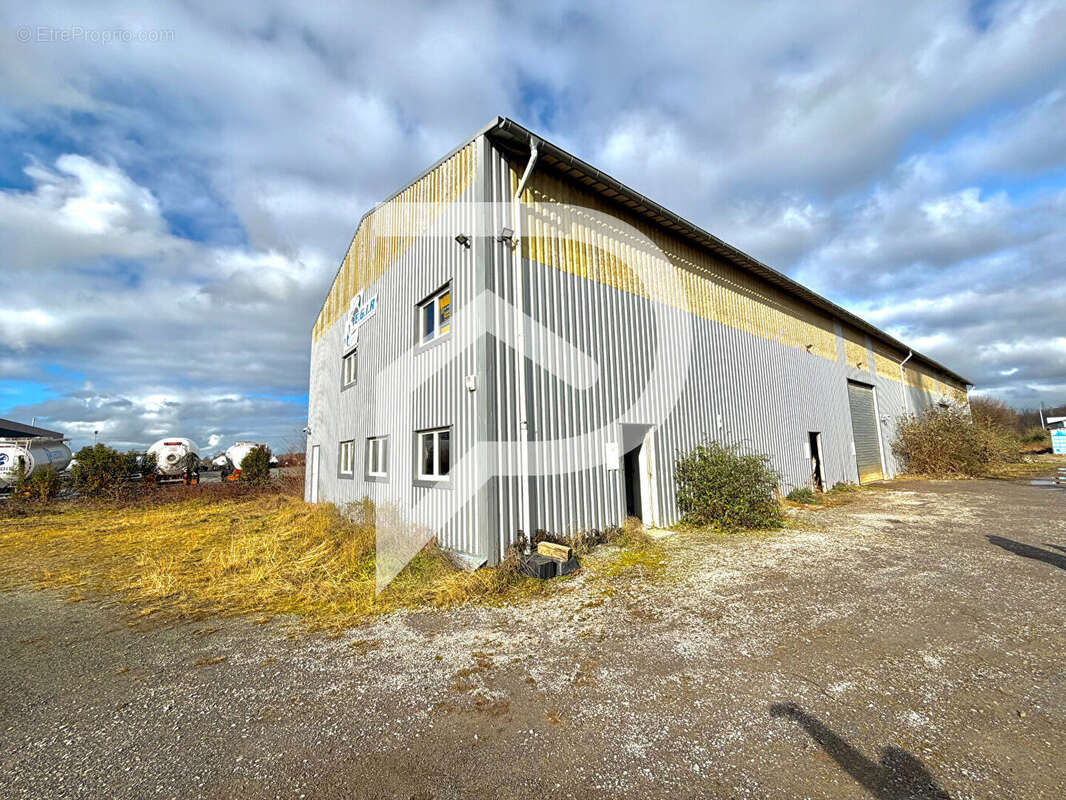 Hangar industriel LACQ 880 m² - photo 3