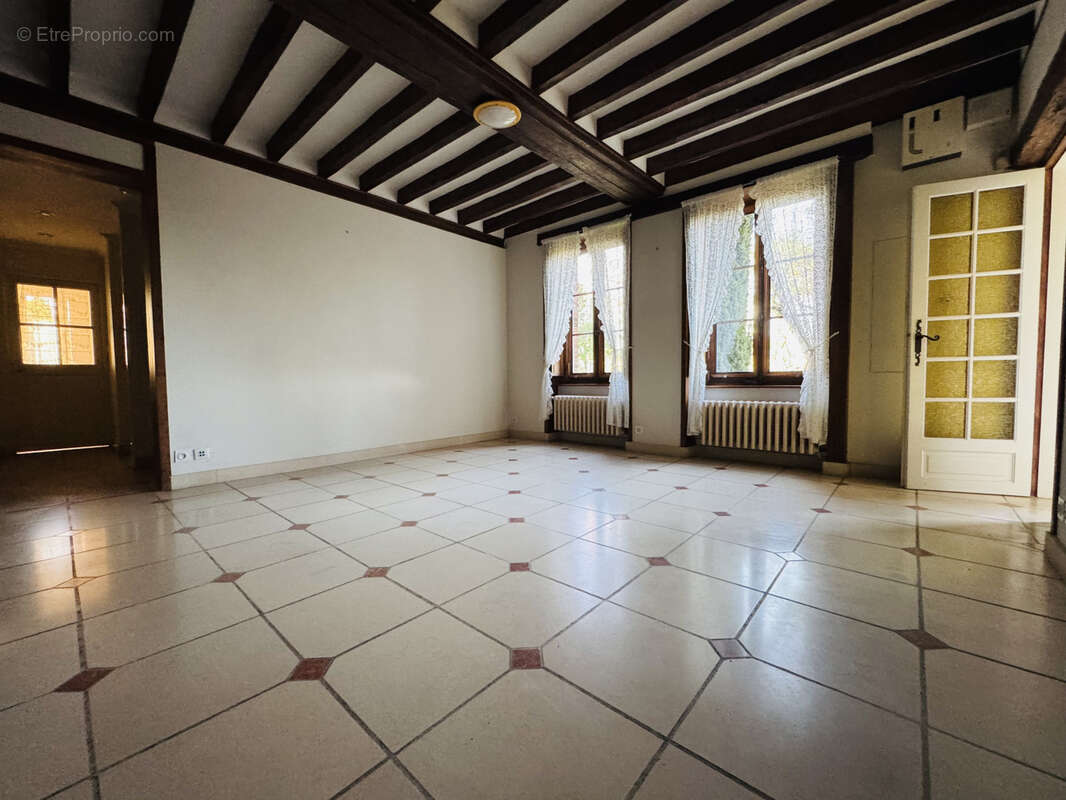 Maison à SAINTE-GENEVIEVE-DES-BOIS