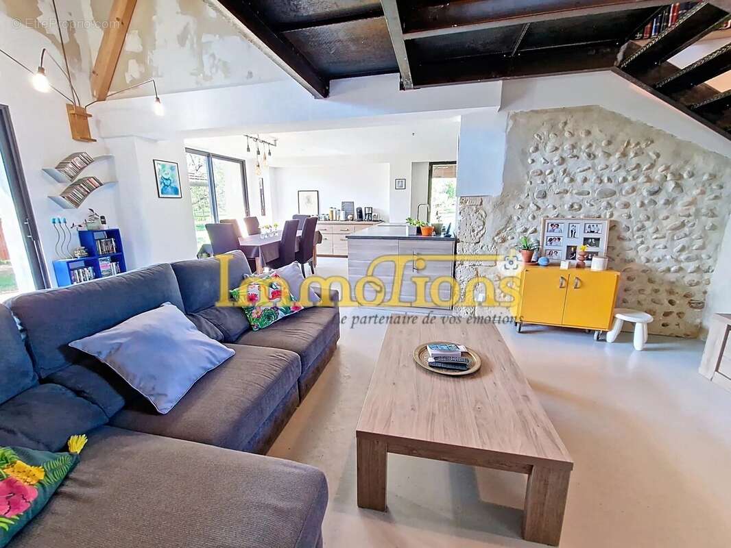 Maison à SAINT-HILAIRE-DU-ROSIER