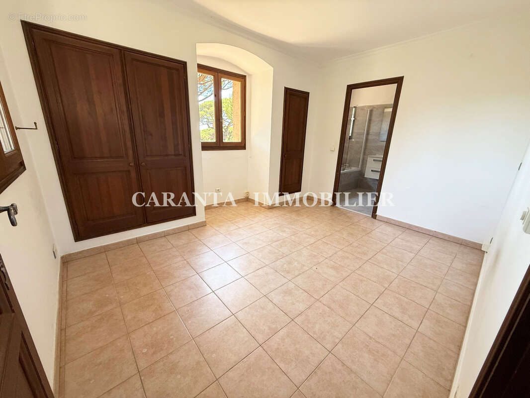 Vente villa 4 pièces Sainte-Maxime proche centre ville avec garage et piscinable - photo 15