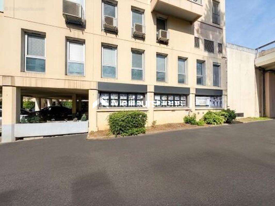 Murs Commerciaux Occupés 56 m² – Cergy Préfecture (Le Ponceau) – Idéal Investisseur / Rendement Sécurisé - photo 2