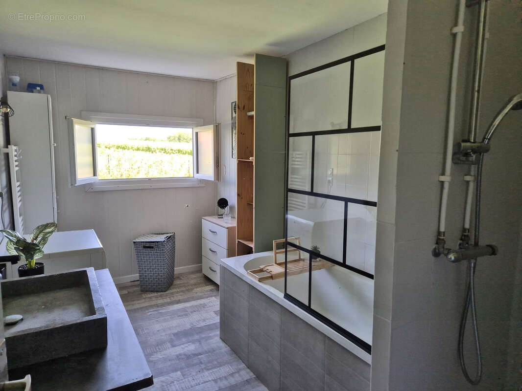 Ferme rénovée de 276 m2 avec garages, piscine et jardin clos - sans vis à vis ! - photo 13