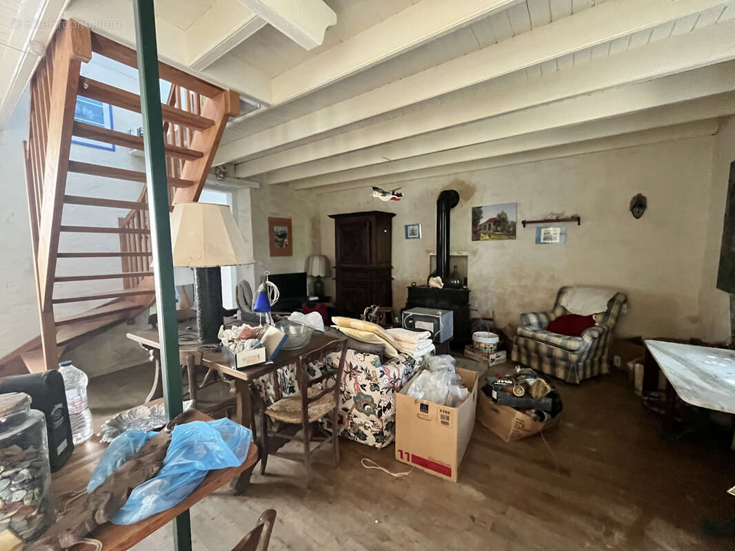 LE BONO, MOCQUARD immobilier vous propose cette maison de charme au cœur du Bono   À deux pas du port et des c - photo 5