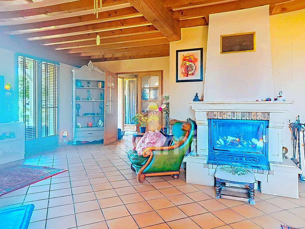 Maison familiale 4 chambres sur 2 565 m2 avec piscine - photo 7