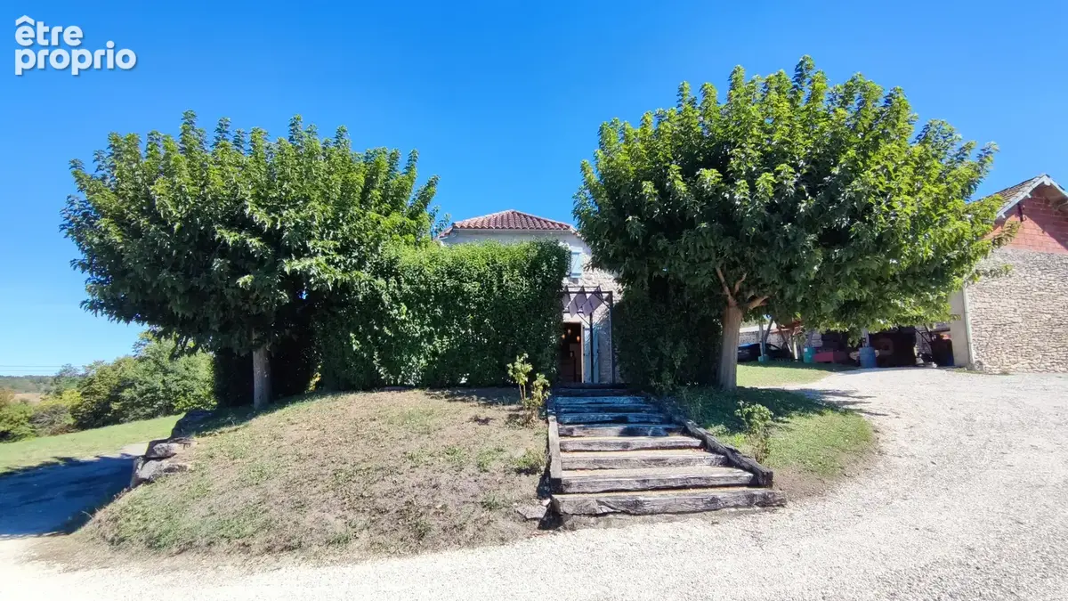 Propriété quercynoise en pierre avec gîte   2 maisons, dépendances et 4 246 m2 de terrain - photo 6