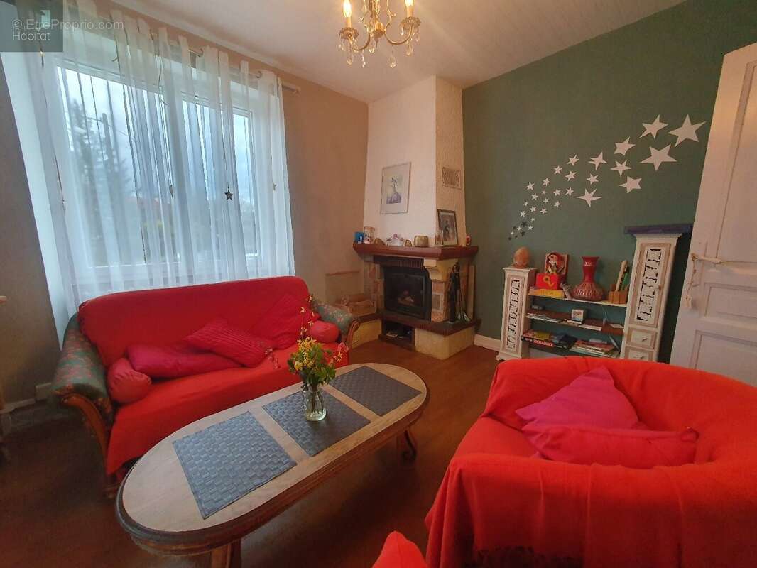 Maison à SAINT-ETIENNE-DE-MAURS