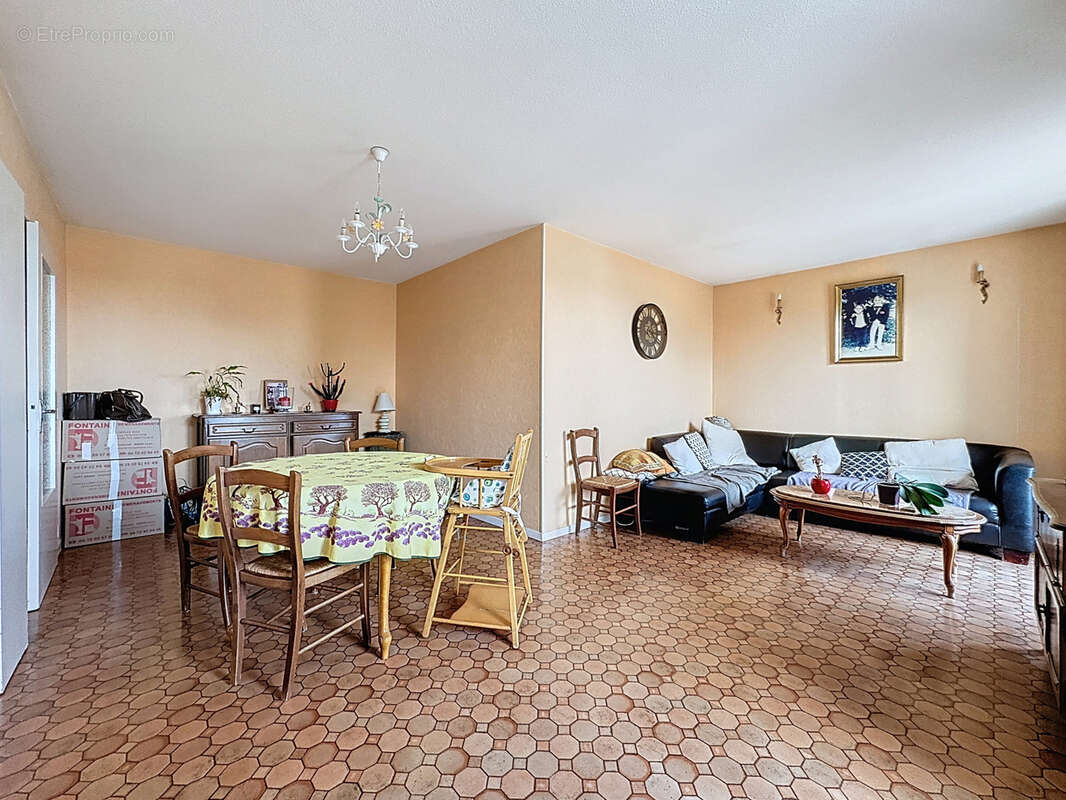 Appartement à LA TOUR-DE-SALVAGNY