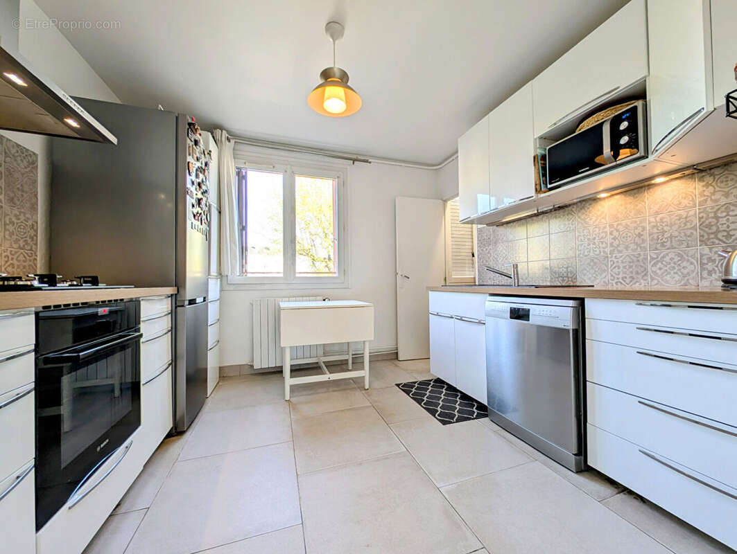 Appartement 5 pièces de 80 M² avec Cave et parking extérieur - LE MESNIL LE ROI - photo 5