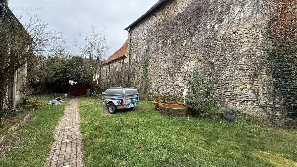 Maison à SEMUR-EN-VALLON