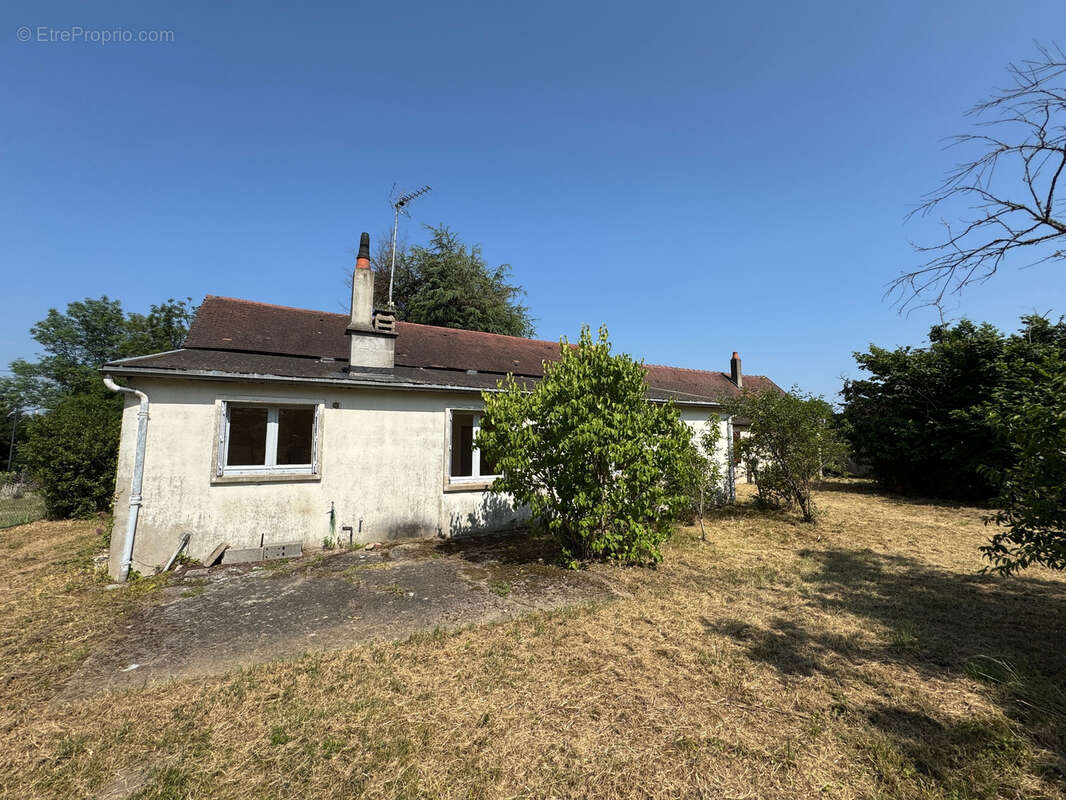 Maison à SAINT-REMY-EN-ROLLAT
