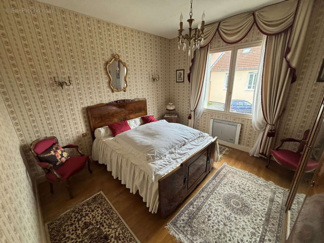 Maison à CREUZIER-LE-VIEUX