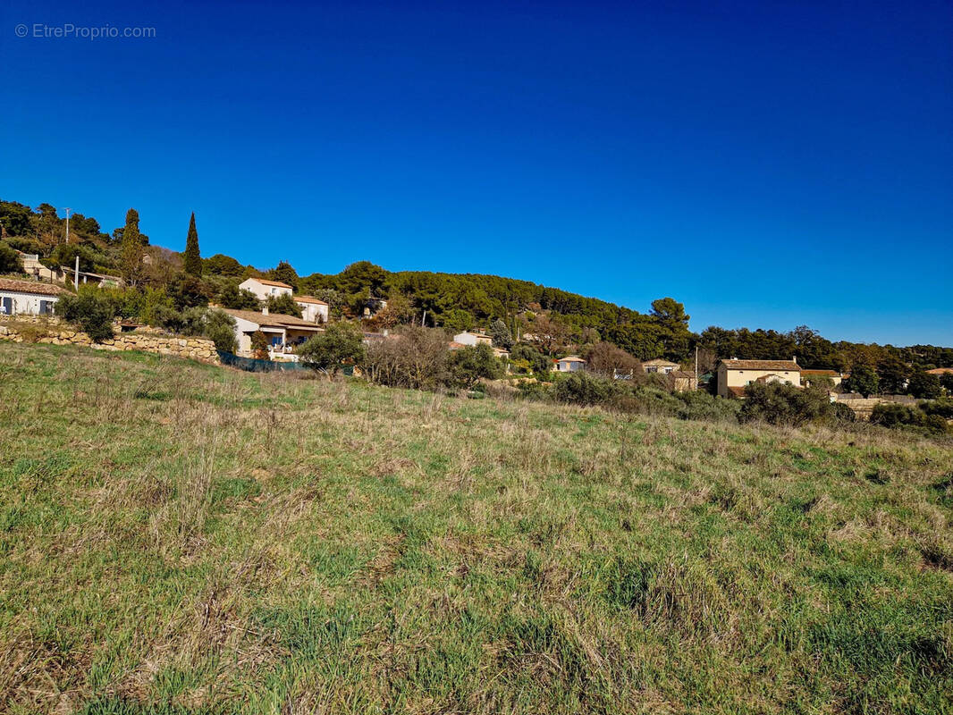 Terrain à LORGUES