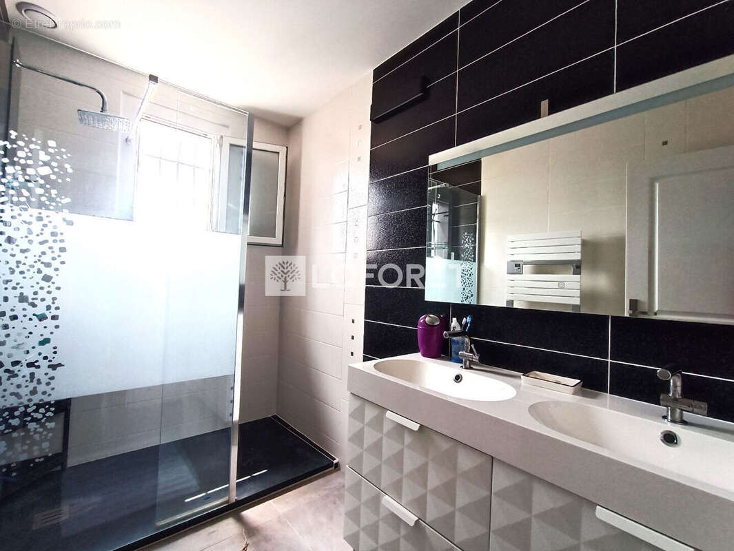 Maison à SAINT-LAURENT-DE-LA-SALANQUE