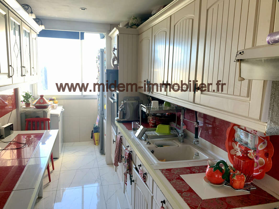 Nice Ouest Grand Arénas 4 pièces en bon état de 76 m2 + terrasse S/O 13 m2 vue ville et mer à 246000 euros - photo 4