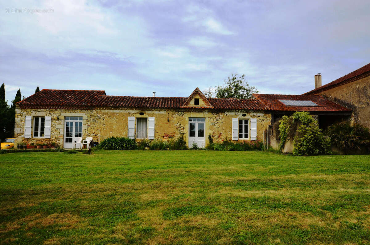 35 Facade maison 2 - facade house 2 - Maison à VIC-FEZENSAC