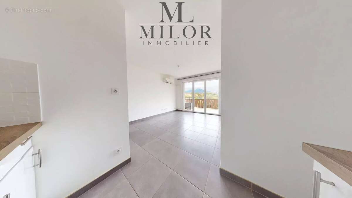 Appartement à CARROS