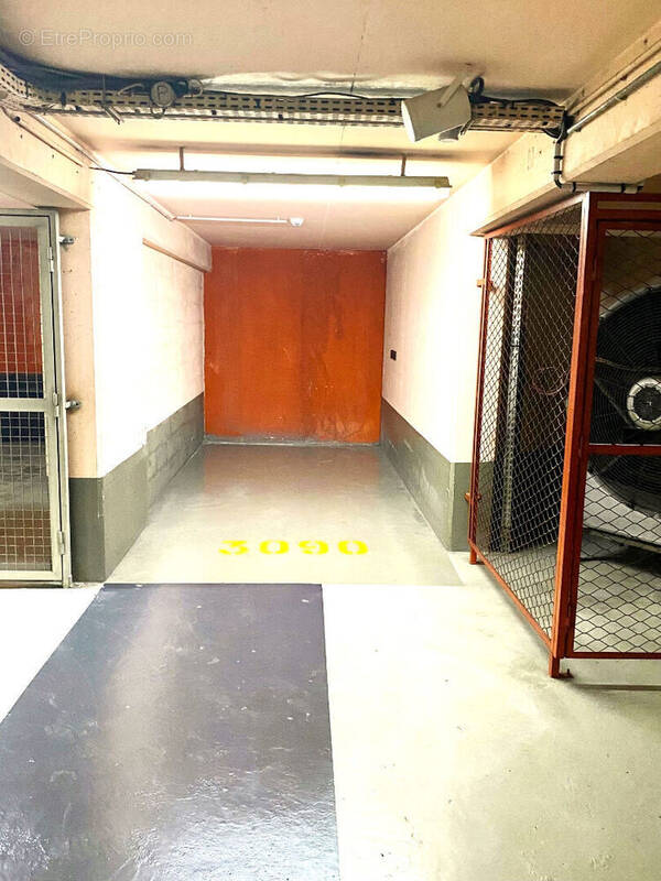 Parking à PARIS-16E